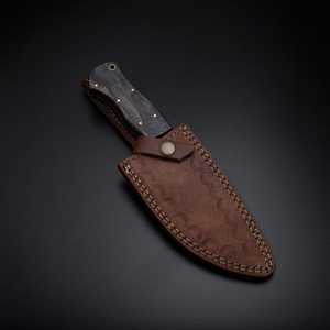 Cuchillo de caza de acero de Damasco con punta de gota, mango de madera y filo dentado, herramienta de supervivencia para exteriores - Product Image 3