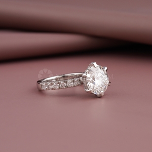 Anillo de diamantes con corte redondo y pavé, nuevo diseño, oro blanco con certificado IGI y claridad VVS para mujer, de proveedor indio. - Product Image 4