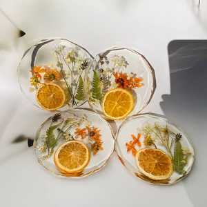 ชุดจานรองแก้วเรซิ่นรักษ์โลก วาดลายด้วยมือ ปรับแต่งได้ ชุด 4 ชิ้น ลายดอกไม้เคลือบอีพ็อกซี่ พร้อมดอกไม้แห้ง สำหรับตกแต่งโต๊ะ - Product Image 3