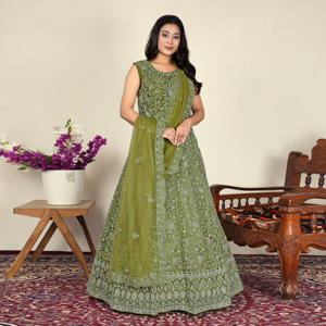 Robe de soirée élégante et écologique, coupe trapèze, manches courtes, brodée, ornée de cristaux et de paillettes, longueur ras du sol, style vintage royal, par un créateur. - Product Image 4