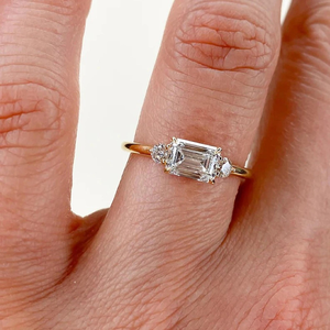 Anillo de compromiso minimalista de oro con moissanita de corte esmeralda y tres piedras, anillo de promesa delicado con piedras laterales redondas - Product Image 2
