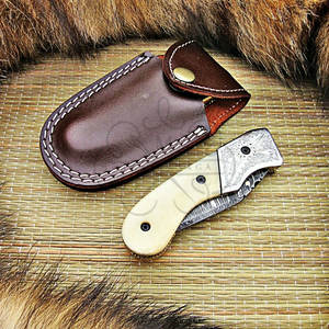 Couteau pliant artisanal en acier Damas avec étui en cuir, couteau de poche OEM, fournisseur pour le camping et la chasse - Product Image 1