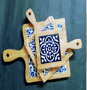 Dalles de carrelage bleues et blanches empilées, style Azulejo portugais, palettes en bois. Disponible aux prix de gros. - Product Image 1