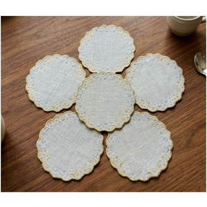 Vente en gros de sous-verre rond brodé personnalisé pour cocktail, lune et étoile, lin naturel, bordure festonnée en or, pour événements à domicile, bars - Product Image 1