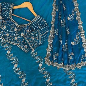 Sari de seda de diseñador con adornos de cuentas y lentejuelas es un lujoso vestido étnico diseñado para bodas y recepciones. - Product Image 6