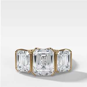 Bague de fiançailles moderne en or massif 10K 14K 18K avec trois diamants de laboratoire taille émeraude de 3 carats sertis clos, idéale pour une demande en mariage ou un mariage - Product Image 1
