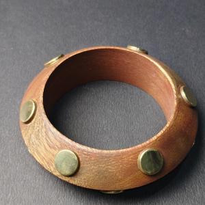 Bracelet en bois naturel bombé avec plusieurs incrustations de laiton doré - Bracelet bohème en bois sculpté à la main, respectueux de l'environnement - Product Image 3