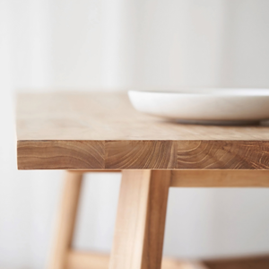 Ensemble de meubles de salle à manger très vendus, comprenant une table et des chaises en bois de teck de haute qualité, idéal pour les restaurants. - Product Image 3