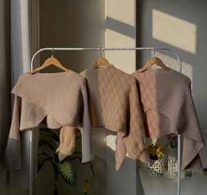 เสื้อคาร์ดิแกนถักไหมพรมคอกลมสำหรับผู้หญิง พร้อมดีเทลผ้าลูกไม้ถักมือระบายอากาศได้ดี - Product Image 1