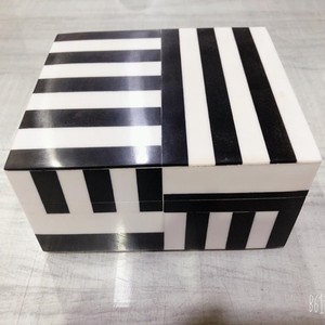 Cajas de resina de alta calidad en blanco y negro, otros adornos decorativos para el hogar, decoración de mesa hecha a mano en India, cajas de resina y caja de huesos. - Product Image 1