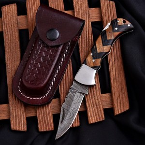 Couteau de chasse en acier damas à lame pointue avec manche en bois et étui en cuir - Product Image 1
