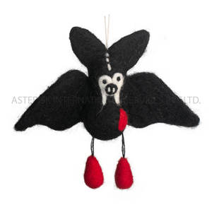 Guirlande miniature noire personnalisée en laine feutrée petite chauve-souris accessoire de fête d'Halloween et ensemble de décorations murales suspendues de Noël - Product Image 1