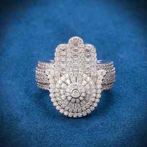 Anillo de Moissanita con Forma de Mano para Mujer, Chapado en Oro Blanco, Joyería de Lujo Estilo Hip Hop, Tendencia de Moda, Avira Jewels - Product Image 1