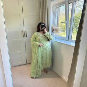 Conjunto de Pantalón y Top VASTRA COTTAGE en Faux Georgette con Bordado de Lentejuelas Hecho a Mano, Mangas de Encaje Moti y Forro Interior Micro - Product Image 5