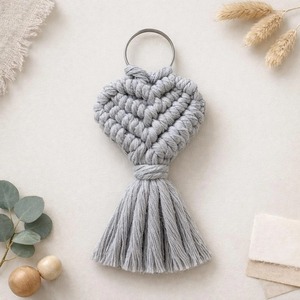 Porte-clés en macramé artisanal en forme de cœur, objet décoratif bohème, pendentif en corde multicolore, cadeau idéal pour la Saint-Valentin - Product Image 5