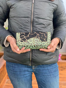 Portefeuilles de luxe stylisé haut de gamme en cuir sculpté à la main en fourrure à imprimé animal de haute qualité pour femmes - Product Image 4