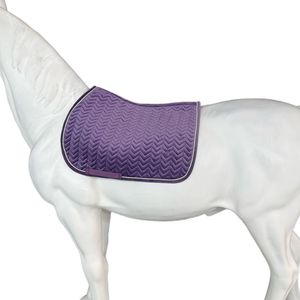 Tapis de selle en velours polyester matelassé en V, durable et absorbant les chocs, pour concours d'équitation - Product Image 1