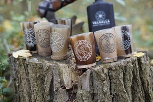 Taza Hecha a Mano de Cuerno de Búfalo Ecológica |   Jarra Vikinga Natural de Cuerno de Buey para Cerveza, Vino y Sidra |   Oficina en Casa Moderna y Lujosa - Product Image 2