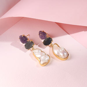 Boucles d'oreilles pendantes en améthyste naturelle et labradorite avec perle baroque – Bijoux artisanaux plaqués or 18 carats - Product Image 1