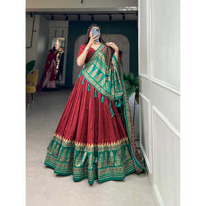 Atractivo rojo Tussar seda y estampado Lehenga Choli con Dupatta - Product Image 4
