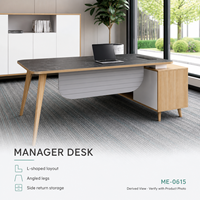 Bureau de direction moderne en forme de L avec plateau aspect pierre, pieds en bois inclinés et rangement latéral pour usage commercial