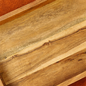 Ce plateau de service en bois présente des poignées dorées élégantes, alliant style naturel et classe moderne, idéal pour toute maison ou réunion. - Product Image 3