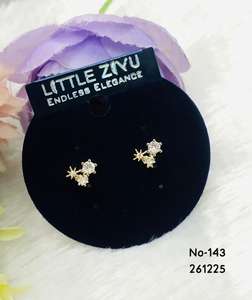 KVM EXPORTERS INDIA - Aretes de Moda con Circonita Cúbica Geométrica, Acero Inoxidable, Chapado en Oro, para Mujer, para Fiestas, Bodas, Compromisos - Product Image 3