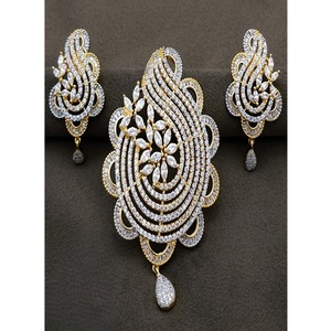 Conjunto de Collar y Pendientes de Diseño con Acabado Dorado y Blanco de Primera Calidad para Bodas y Fiestas, Colección para Mujer - Product Image 2