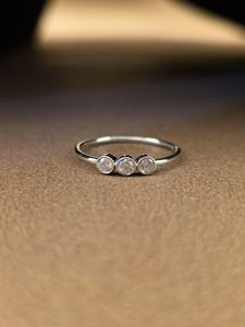 Bague tendance à trois pierres en moissanite taille ronde, en argent sterling 925 original, pour mariage, promesse ou anniversaire, avec breloques - Product Image 6