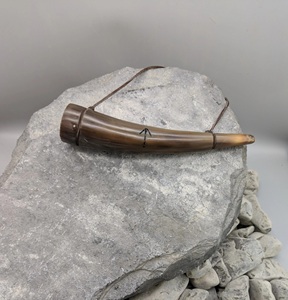 Corne à boire viking antique, sculptée à la main, motif animal, écologique, artisanat naturel élégant d'Europe, à usage décoratif, polie - Product Image 1