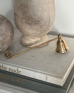 ที่ดับเทียนทองเหลืองพร้อมปลายระฆังและด้ามจับลายสลักสำหรับตกแต่งบ้าน - Product Image 1