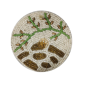 Napperon festif en perles motif poinsettia, doré et blanc, pour assiette de présentation florale, idéal pour la décoration de table de Noël et des dîners de fin d'année - Product Image 3