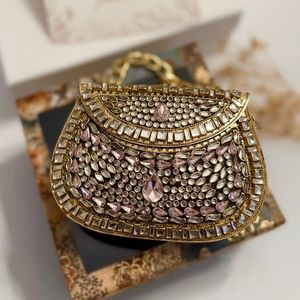 Sac de rangement artisanal en métal orné de Kundan, pochette de luxe plaquée or vintage pour mariages et fêtes, vente en gros - Product Image 1