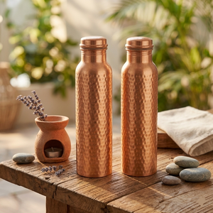 Ensemble de carafes et de bouteilles en cuivre martelé artisanal pour hôtel et spa de luxe, élégantes et métalliques - Product Image 4