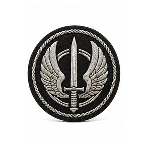 Badges décoratifs personnalisés pour bérets, avec détails classiques, pour les vêtements et accessoires professionnels. - Product Image 1