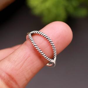 Anillo de Plata de Ley 925 con Diseño de Cuerda Trenzada, Anillo Minimalista Apilable, Anillo de Boda Trenzado, Joyería Delicada para Uso Diario, Regalo - Product Image 4