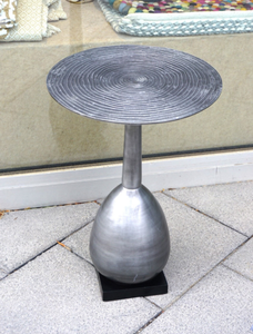 Table d'appoint en métal argenté brossé avec plateau à anneaux concentriques et piétement en forme de goutte d'eau, petite table basse d'appoint, cadeau, en promotion - Product Image 1