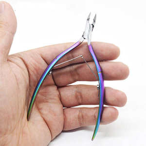 Cortauñas Profesional de Acero Inoxidable Curvo con Punta Afilada D 505, Color Arcoíris, Venta Directa de Fábrica, Herramientas de Manicura para Salón - Product Image 1