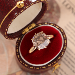 Bague solitaire élégante en or jaune 18 carats avec diamant de laboratoire taille coussin de 4,5 ct, sertie de 8 griffes, bijou de cocktail et bague de fiançailles - Product Image 1