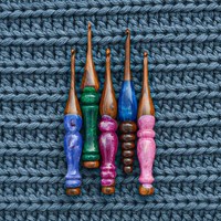 Crochets à crochetage faits main tendance 3,5 mm-12 mm |   Poignée ergonomique en bois de rose et résine multicolore |   Accessoire de couture écologique et durable