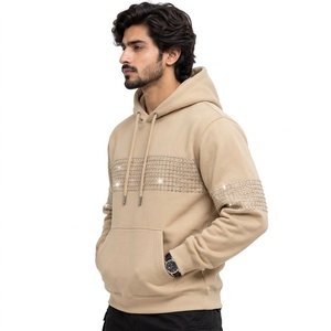 Detalles de cristal, tela transpirable, ajuste cómodo, costuras duraderas y sudadera con capucha premium personalizada con pedrería que llama la atención. - Product Image 3