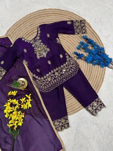 ชุดสัลวาร์ คามีซปักลายสีม่วงสำหรับเด็กผู้หญิง |   ชุดคุรตีแบบดั้งเดิมพร้อมผ้าคลุมไหล่ |   ชุดแต่งงานสำหรับเด็ก - Product Image 3