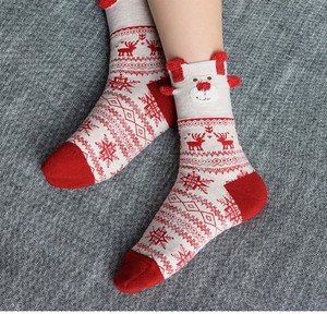 Calcetines deportivos casuales de jacquard para mujer, calcetines lindos hasta la pantorrilla, calcetines de reno, rojo brillante, regalos de Navidad para otoño e invierno. - Product Image 3