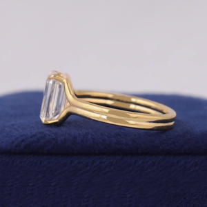 Bague de fiançailles pour femme en or blanc avec diamant taille émeraude, sertissage à tension, style géométrique minimaliste - Product Image 5