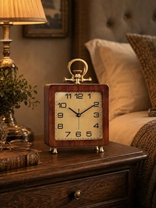 Reloj de Escritorio Cuadrado de Madera con Detalles en Latón, Diseño Tradicional, Movimiento de Cuarzo, Funciona con Batería, Función de Alarma - Product Image 6