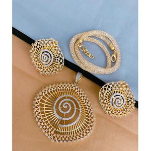 Impresionante conjunto de pendientes y collar de latón chapado en oro con circonitas para mujer, ideal para bodas hindúes y fiestas. - Product Image 1