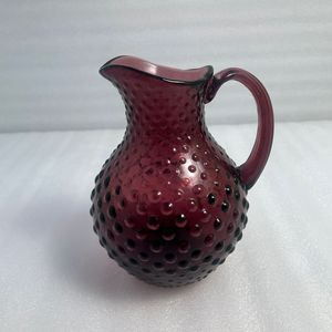 Jarra de Vidrio Morado Clásica con Diseño Duradero para Servir Bebidas en Restaurantes, Hoteles y en el Hogar - Product Image 1