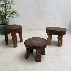 Tabouret antique en bois foncé sculpté à la main, support de plante rustique en bois massif, meuble décoratif bas de style tribal Wabi Sabi - Product Image 5