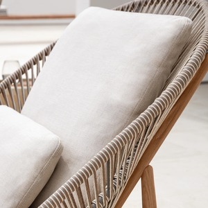 Chaise longue d'extérieur moderne en rotin avec structure en teck et coussins en tissu pour utilisation au bord de la piscine - Product Image 3