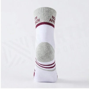 Chaussettes basses blanches à rayures bordeaux en coton respirant pour adultes – Idéales pour le basketball en été - Product Image 2